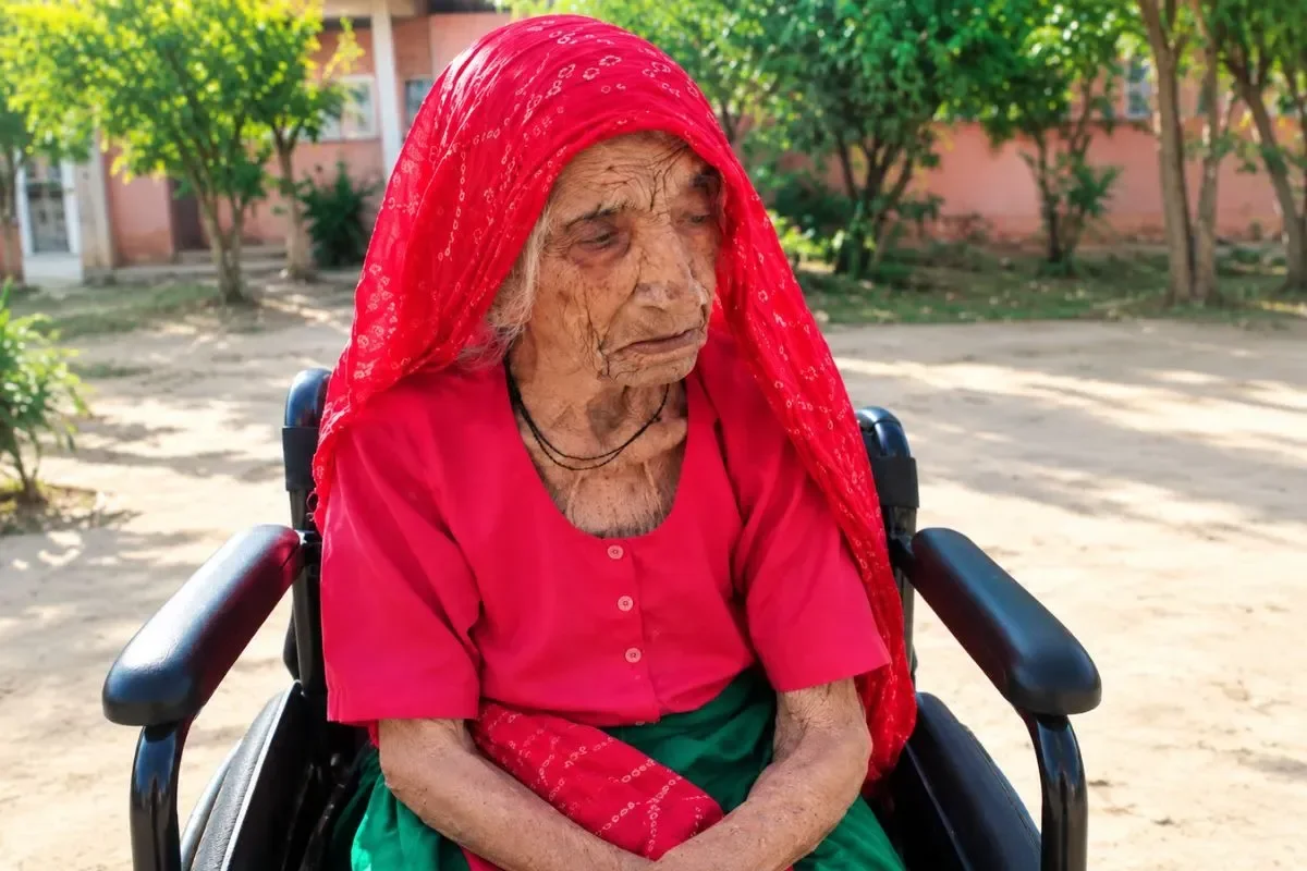 102 साल की उम्र और जज्बा ऐसा: व्हीलचेयर पर पहुंची बुजुर्ग, डाला वोट