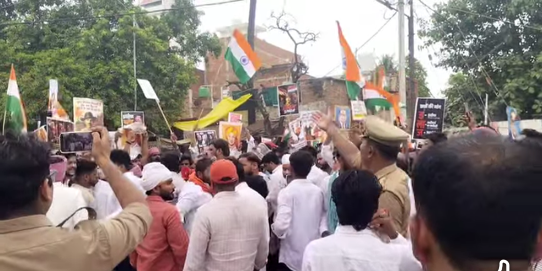 दिल्ली के जंतर-मंतर से चंदौली तक भड़की छात्र आक्रोश की चिंगारी, अलीनगर में चक्का जाम की नौबत