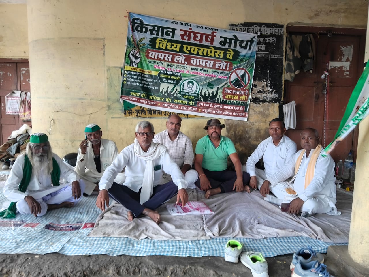 चंदौली: विंध्य एक्सप्रेसवे के विरोध में 16वें दिन भी गरजा किसान मोर्चा, राजस्व टीम को पचोखर से बैरंग लौटाया
