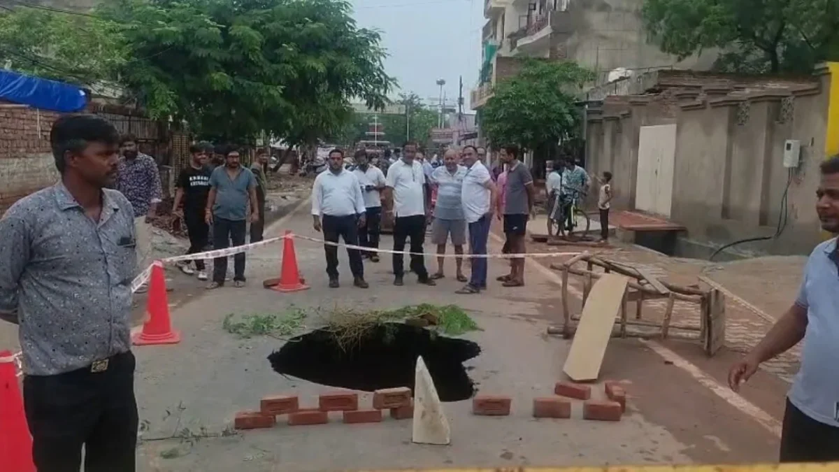 ताजनगरी बनी 'गड्ढा नगरी'! आगरा में धंसी सड़क तो सीढ़ी लगाकर 'पाताल' में उतरे सपा नेता, NHAI का भी बड़ा एक्शन