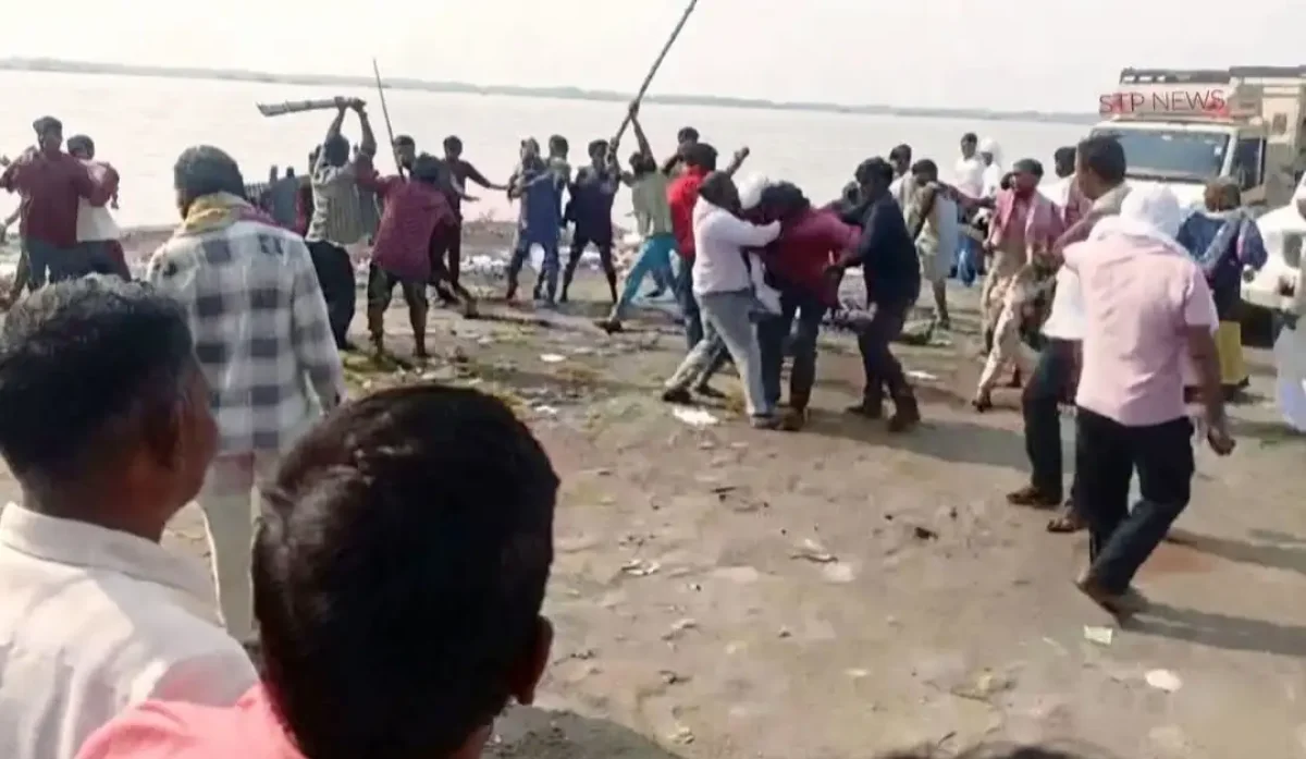 अमरोहा: पिता की चिता के पास चले लाठी-डंडे, अंतिम संस्कार में खूनी संघर्ष