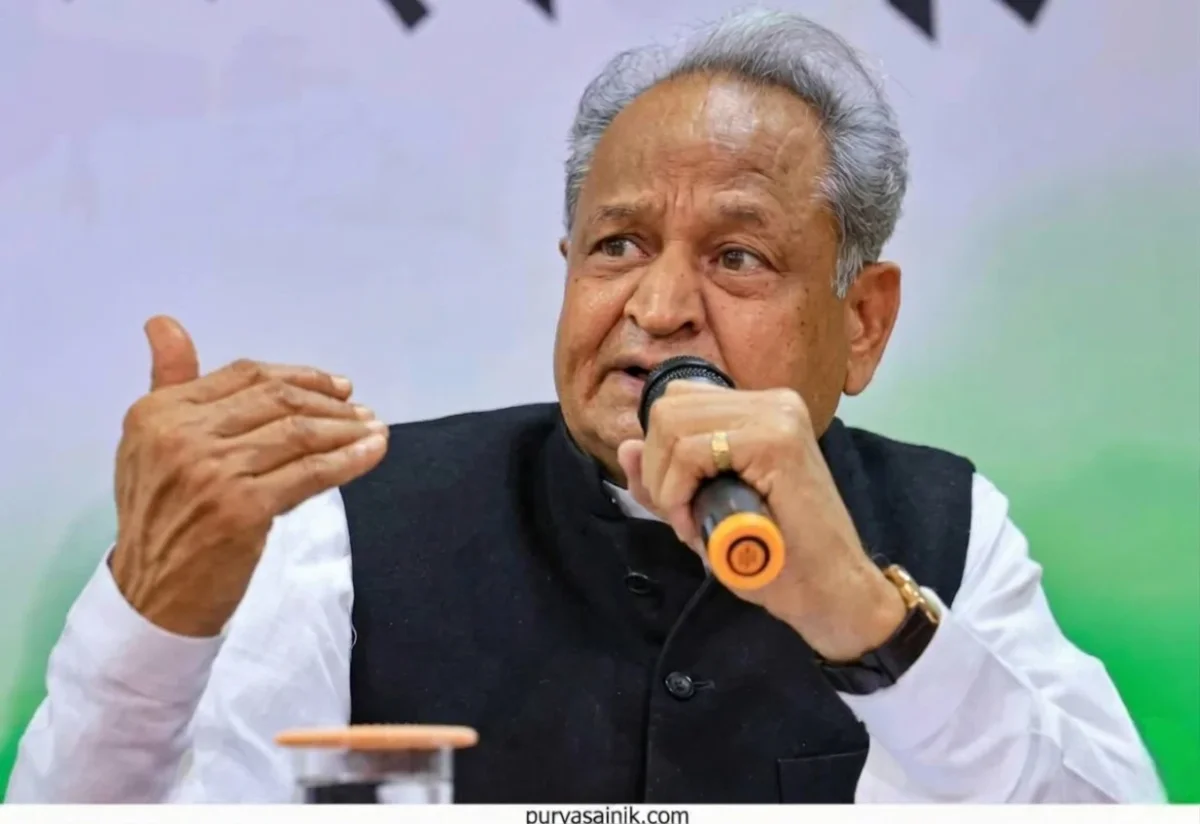 अशोक गहलोत की चेतावनी: सरकारी स्कूलों के आदेश पर घमासान, बोले- जनता खुद दिखाएगी बदहाली