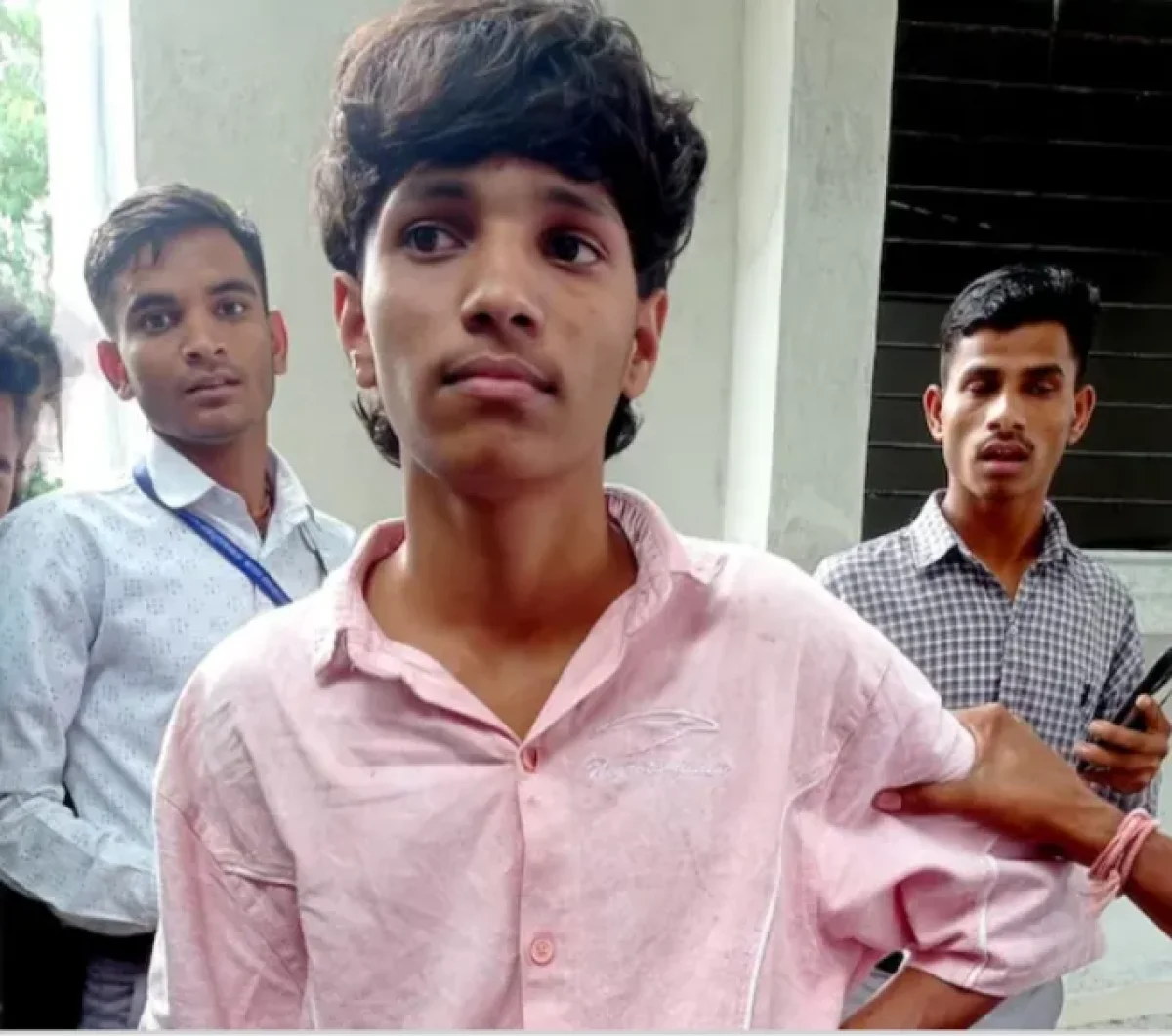 बड़वानी में खौफनाक वारदात: परीक्षा देकर लौटी छात्रा पर शादी का दबाव बना रहे युवक ने किया जानलेवा हमला