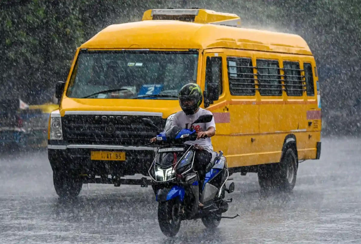 बंगाल की खाड़ी में तूफान का खतरा! कोलकाता समेत इन जिलों में भारी बारिश का अलर्ट