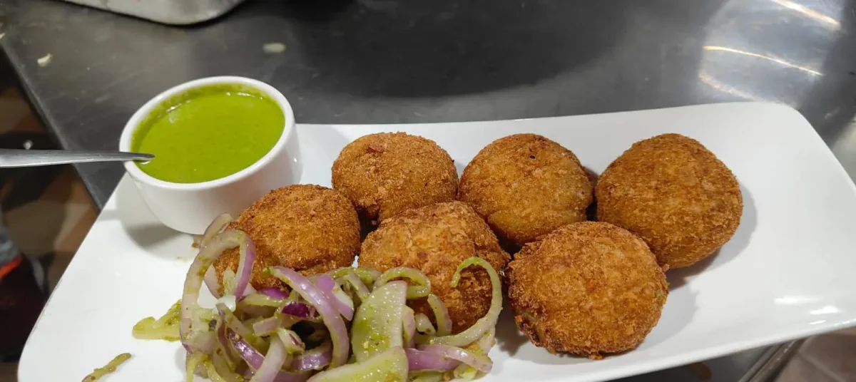Chandauli में खाने के लिए Best Restaurants मुगलसराय रेलवे स्टेशन के पास बेहतरीन स्वाद: इलायची रेस्टोरेंट की पूरी जानकारी