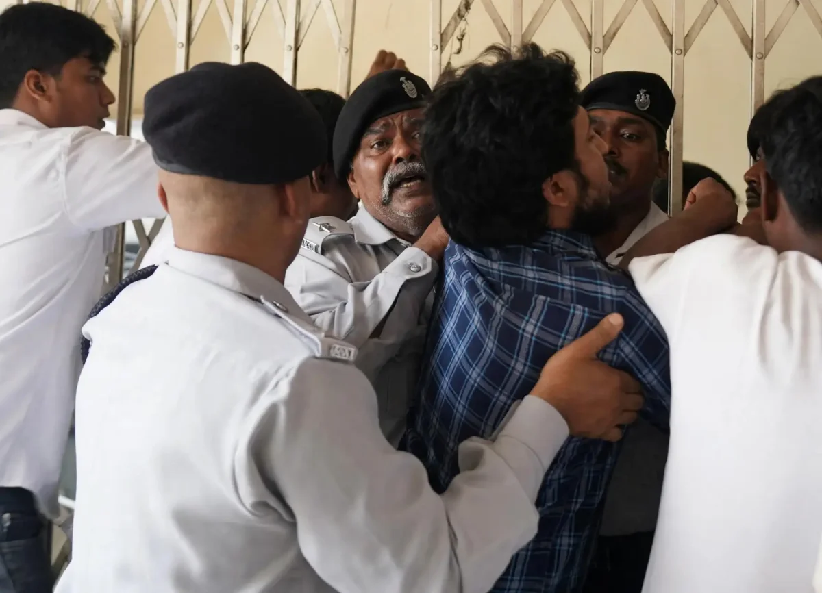 बीएचयू में पेड़ कटाई पर बवाल: कुलपति कार्यालय पहुंचे छात्र, जमकर हंगामा और धक्का-मुक्की