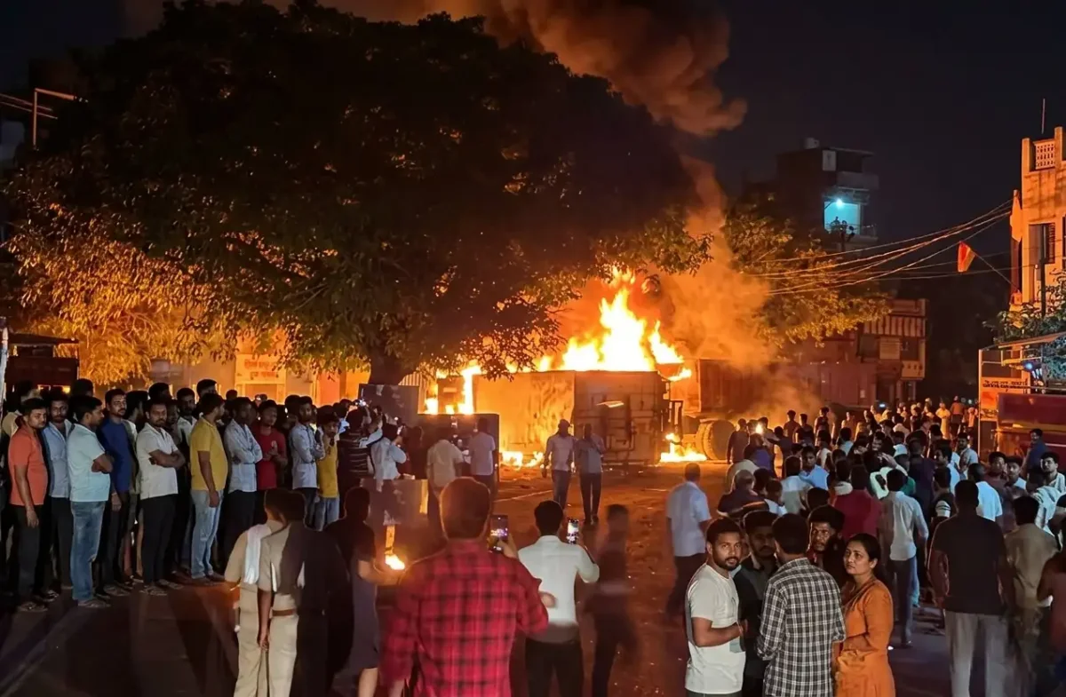 बिजनौर में खौफनाक मंजर: जोरदार भिड़ंत के बाद जल उठे दो कंटेनर, एक युवक की जिंदा जलकर मौत