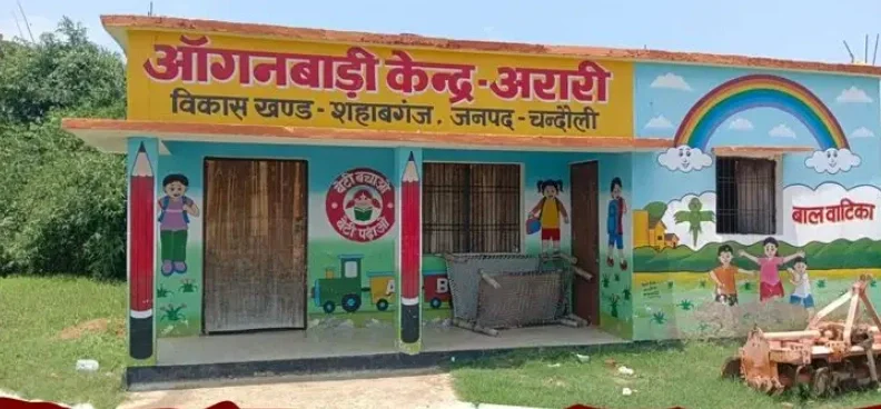 चंदौली में सरकारी लापरवाही: ब्लॉक ऑफिस के बगल में ही बंद मिला आंगनबाड़ी केंद्र