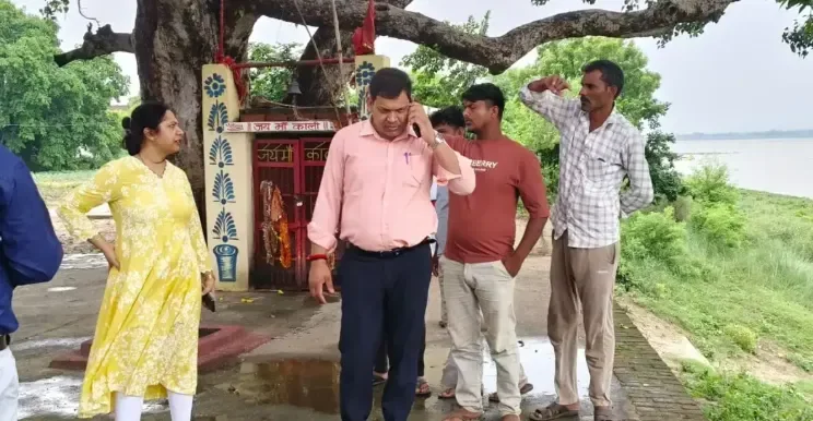 चंदौली में बाढ़ का खतरा: SDM आकांक्षा सिंह ने संभाला मोर्चा, गांवों में अलर्ट
