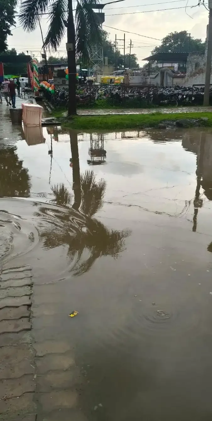 चंदौली में जन्माष्टमी पर बारिश का कहर: थानों में घुसा पानी, पुलिसकर्मी परेशान