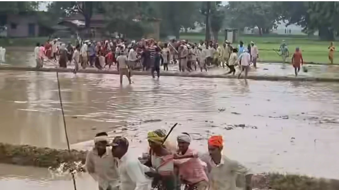 चंदौली में खूनी संघर्ष: जमीन कब्जा हटाने गई पुलिस पर पथराव, 7 थानों की फोर्स तैनात