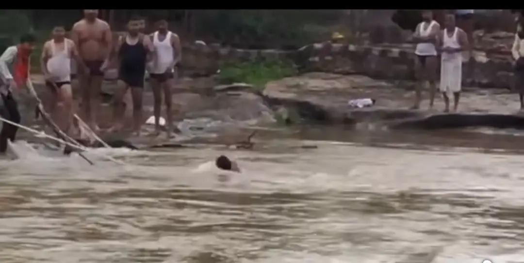 चंदौली: राजदरी जलप्रपात में बहने लगा युवक, ग्रामीणों ने बचाई जान; बैन के बाद भी बड़ा हादसा