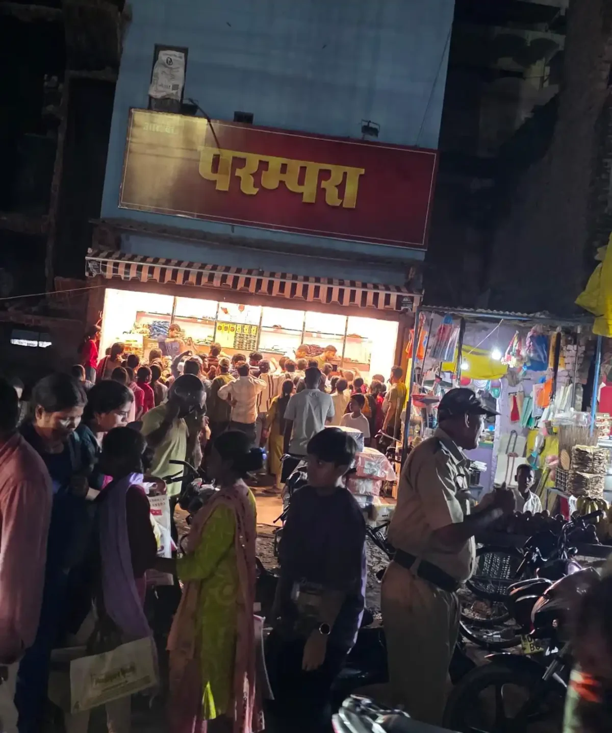 चंदौली में रक्षाबंधन की धूम: मुगलसराय बाजार में उमड़ी भारी भीड़, मिठाइयों की जबरदस्त बिक्री