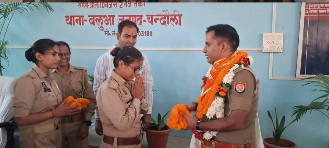 चंदौली में थानेदार की विदाई का यह वीडियो देख नम हो जाएंगी आपकी आंखें!
