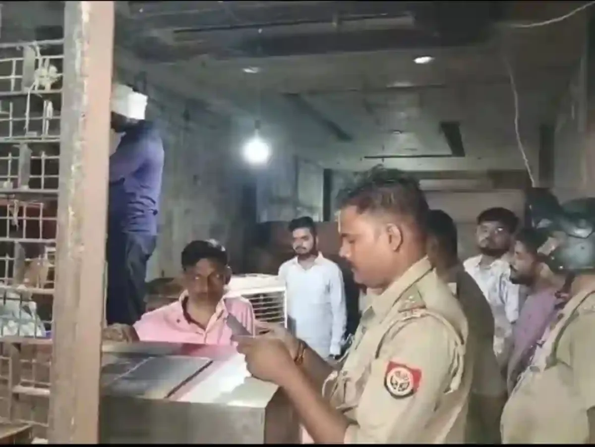 चंदौली में बड़ी चोरी: छत का दरवाजा तोड़कर शराब की दुकान से दो लाख का माल पार