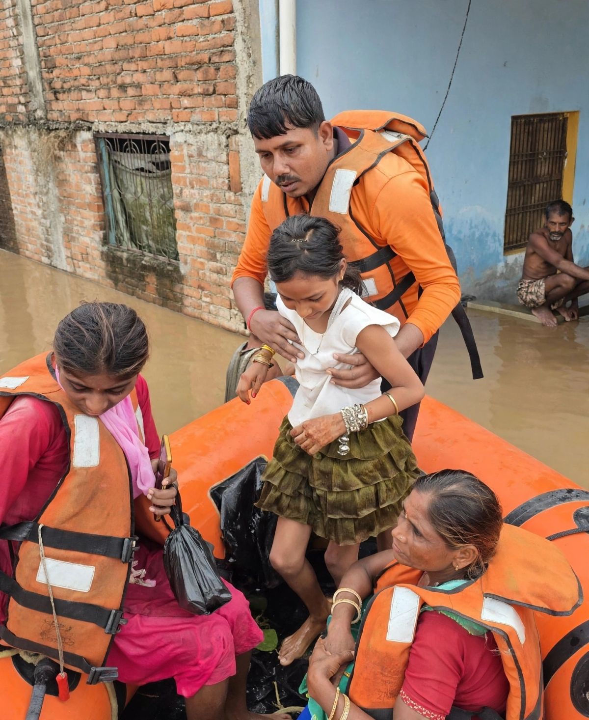 चित्रकूट में उफनाती मंदाकिनी का जलस्तर घटा, रेस्क्यू ऑपरेशन में 688 लोग बचाए गए