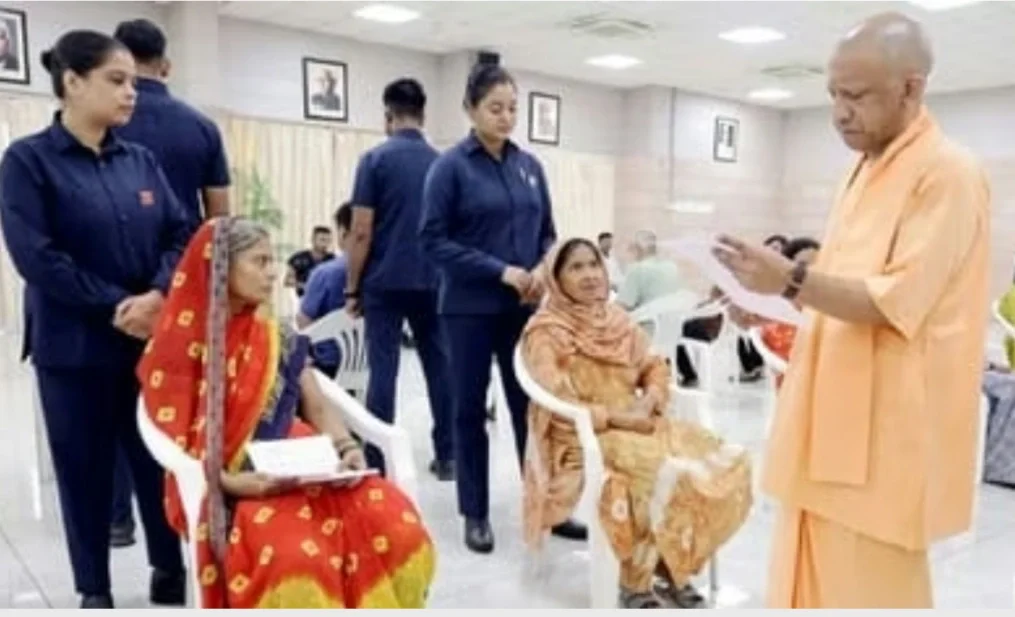 सीएम योगी के जनता दर्शन में दिखी उम्मीद की किरण, महिला की बात सुन मुख्यमंत्री ने दिया अनोखा मंत्र