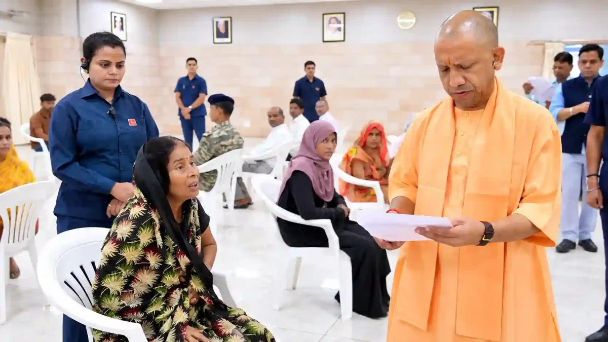छोटी घटनाओं पर डीएम-एसपी रखें कड़ी नजर, सीएम योगी की दो टूक