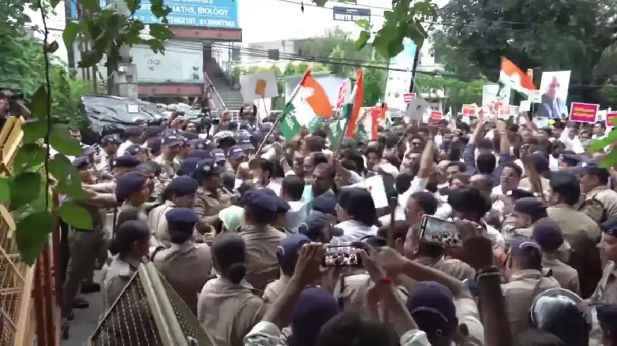 राहुल गांधी पर FIR से उत्तराखंड में उबाल, सचिवालय के बाहर पुलिस से भिड़े कांग्रेसी