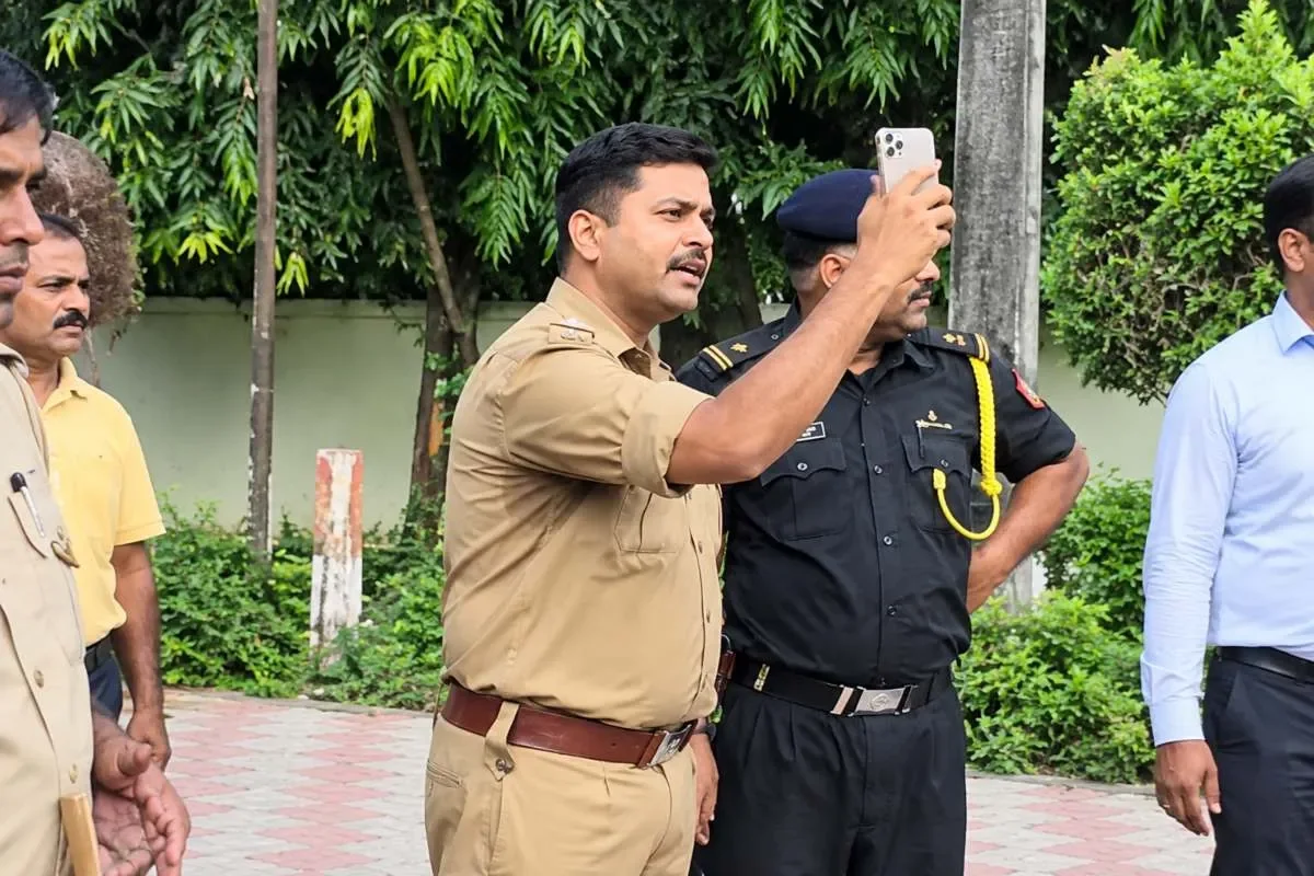 DDU गोरखपुर में दारोगा की धमकी, 'इतनी फोर्स मंगाऊंगा कि ठंडा कर दूंगा...'