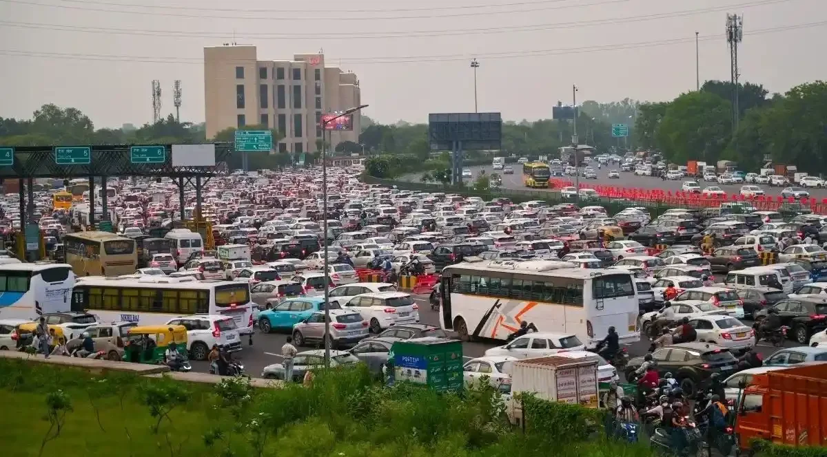 छुट्टी तो रास्ते में ही खत्म! दिल्ली-NCR में राखी पर लगा महाजाम