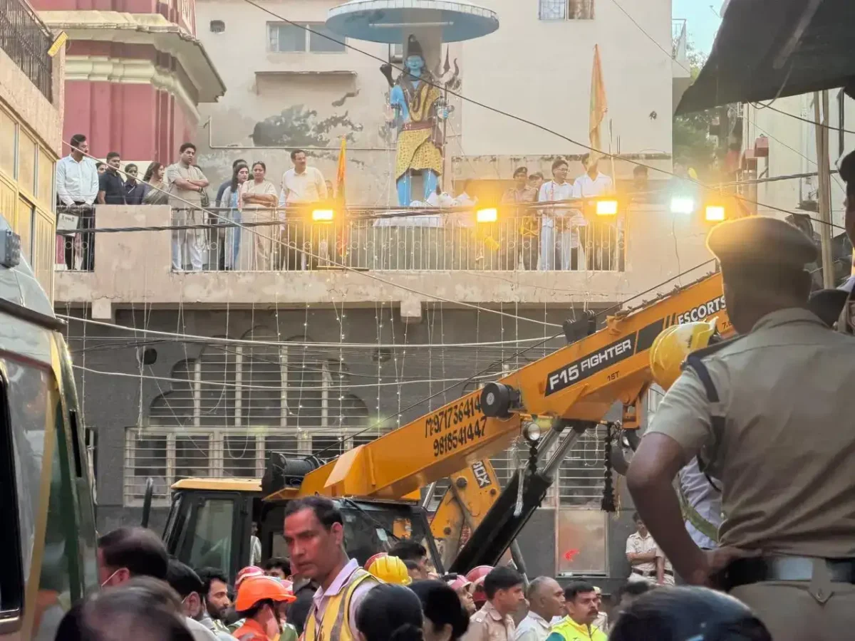 दिल्ली के सत्य निकेतन में ढही पीजी बिल्डिंग, मलबे में दबे छात्रों की तलाश जारी, 2 की मौत