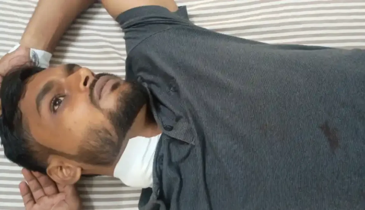 देवरिया में सनसनीखेज वारदात: पूर्व चेयरमैन और अधिवक्ता बेटे पर चाकू से हमला, गोरखपुर रेफर