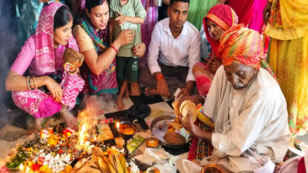 धौलपुर के महाकाल मंदिर में उमड़ी भारी भीड़, जानिए इस 100 साल पुराने मेले और अनोखी परंपरा का सच
