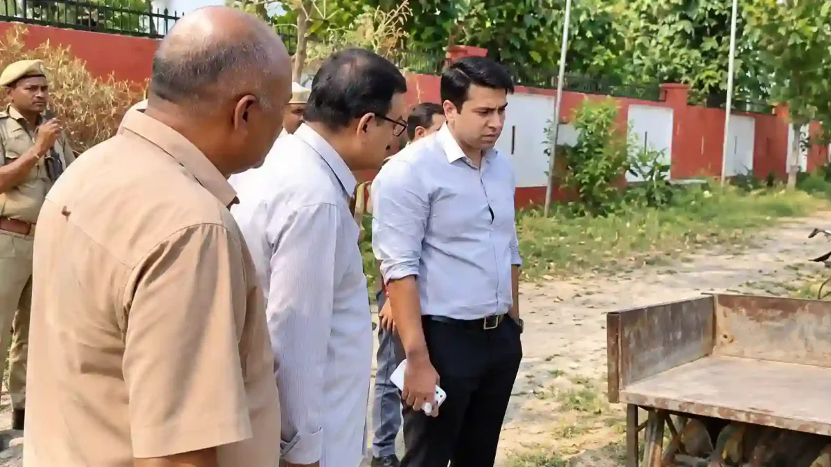 हाथरस स्पोर्ट्स स्टेडियम का औचक निरीक्षण, डीएम अतुल वत्स ने दिए सख्त निर्देश
