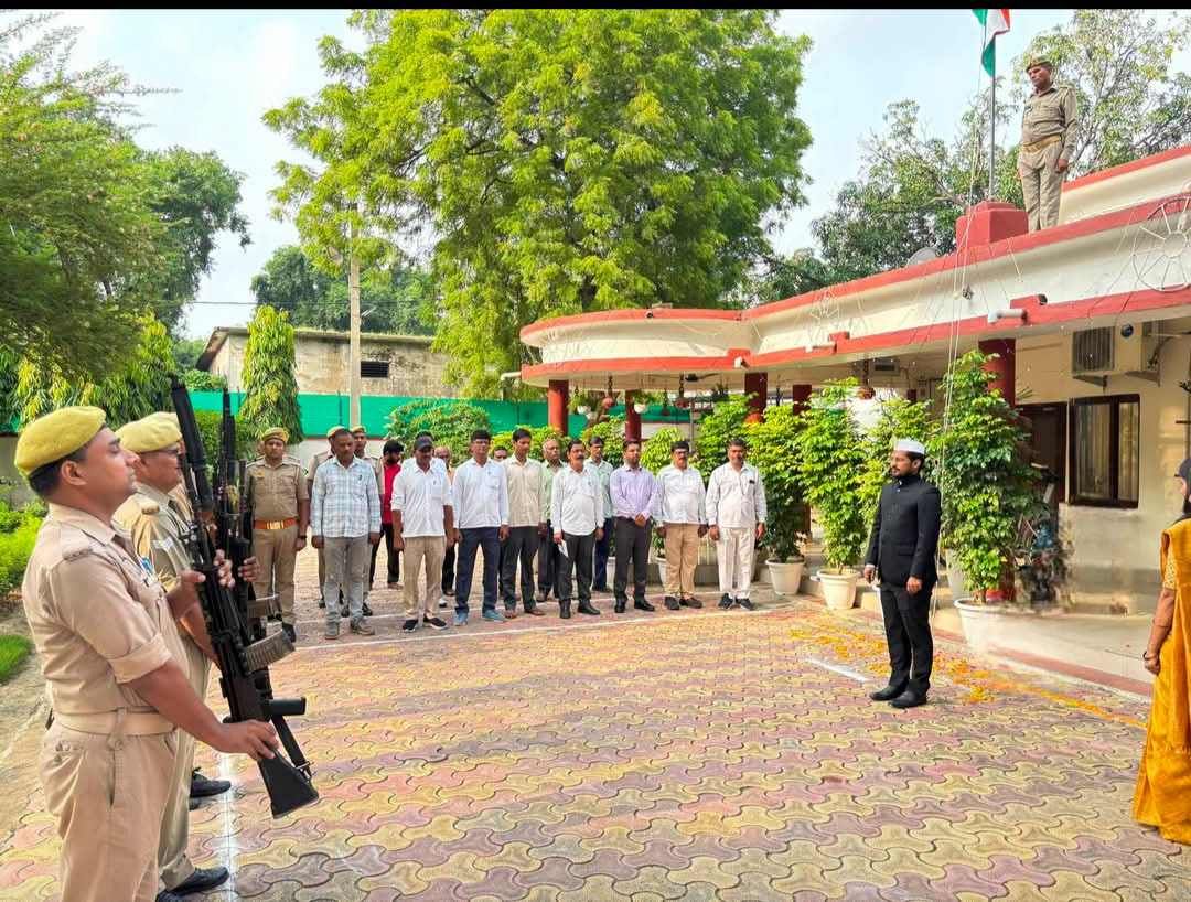 चंदौली कलेक्ट्रेट में DM चंद्र मोहन गर्ग ने शान से फहराया तिरंगा, गूंजे देशभक्ति के नारे