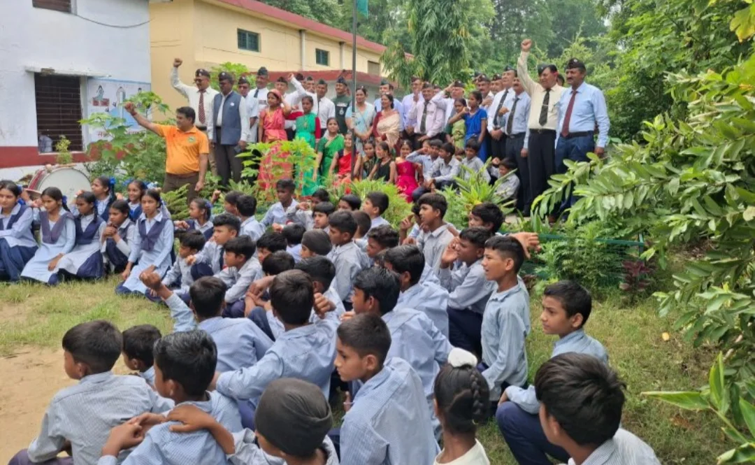 सीमाओं के प्रहरियों ने उठाया बीड़ा: पूर्व सैनिकों ने सरकारी स्कूल के बच्चों के साथ मनाया 80वां स्वतंत्रता दिवस
