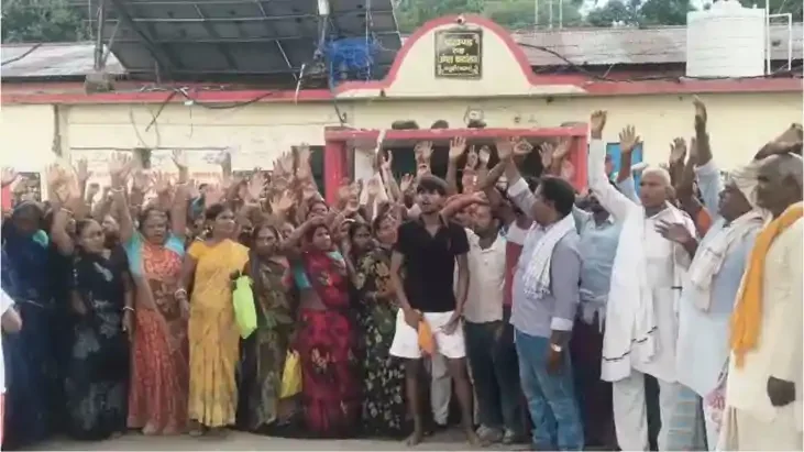 पटना के फतुहा में बाढ़ पीड़ितों का फूटा गुस्सा, अंचल कार्यालय का किया घेराव
