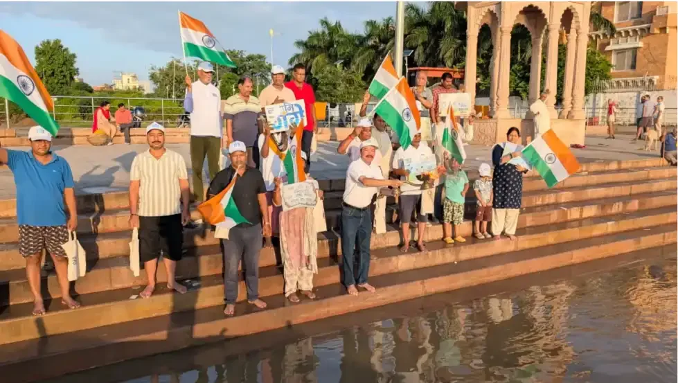 बाढ़ के बीच उठी आस्था की लहर, सामने घाट पर गंगा आरती कर संकट टालने की प्रार्थना