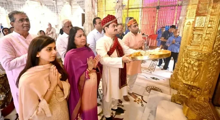 पर्युषण से पहले महुडी जैन तीर्थ पहुंचे गौतम अदाणी, परिवार के साथ किए दर्शन