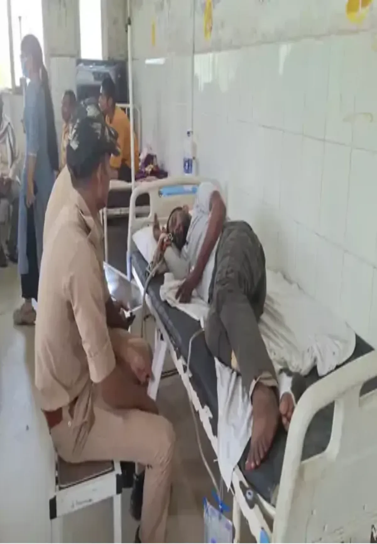 गाजीपुर में 50 हजार का इनामी बदमाश गिरफ्तार, भागते वक्त डिवाइडर से टकराई बाइक