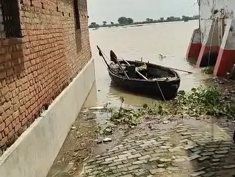 गाजीपुर बाढ़: रातभर भूखे रहे नाविक, डीजल-खाना नहीं मिलने पर छलका दर्द