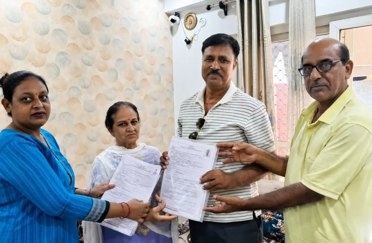 ग्रेटर नोएडा वेस्ट की महिलाओं ने एमएलसी स्नातक चुनाव के लिए संभाला मोर्चा, घर-घर जाकर शुरू किया अभियान