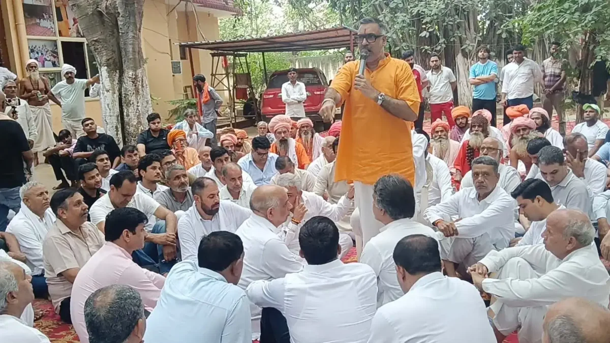 गुरुग्राम मंदिर ध्वस्तीकरण पर गरमाई सियासत: महापंचायत में प्रशासन को अल्टीमेटम