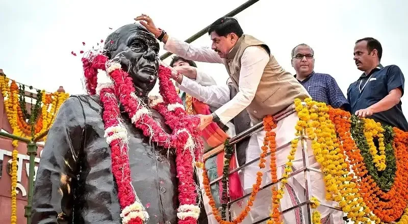 ग्वालियर में स्व. रघुवीर सिंह 'बाबूजी' की प्रतिमा का अनावरण, आकाशवाणी तिराहे का बदला नाम