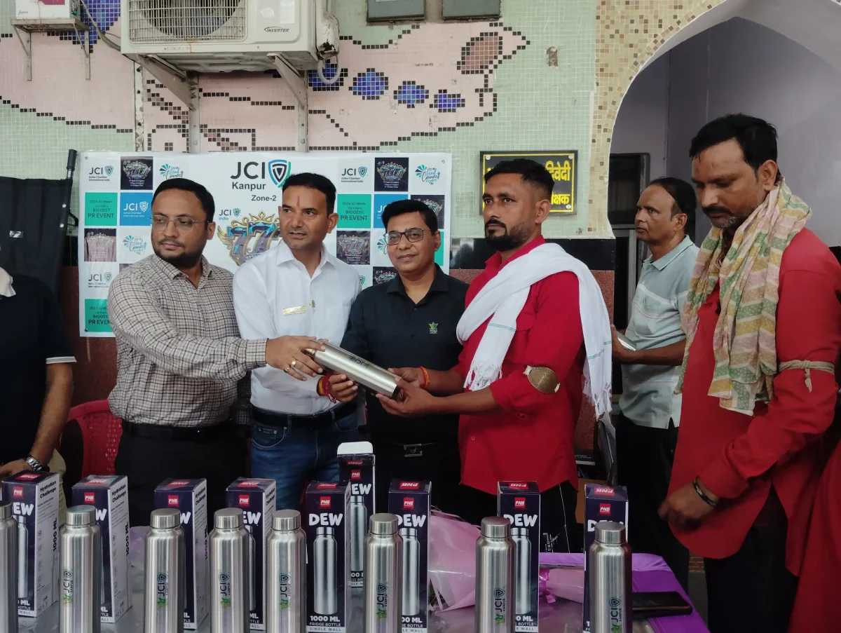 कानपुर सेंट्रल पर उठी पर्यावरण की अलख, कुलियों को मिलीं स्टील बोतलें