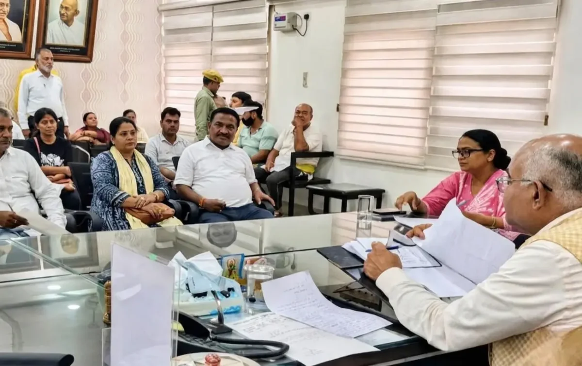 कानपुर डीएम के सामने गुटखा चबाकर पहुंचा युवक, फिर मिला ऐसा अनोखा फरमान
