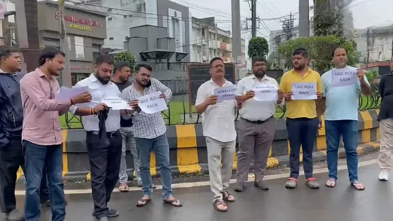 जबलपुर में करणी सेना का बड़ा प्रदर्शन, रक्षा मंत्री से मिलने से पहले पुलिस ने किया नजरबंद