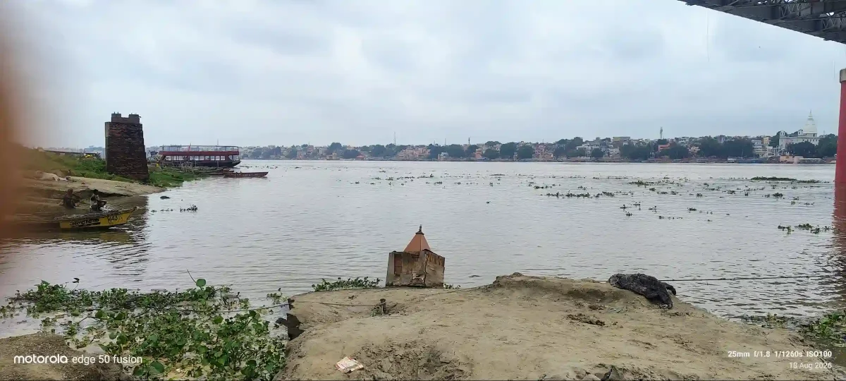 काशी में गंगा का रौद्र रूप: टूटे घाटों के संपर्क, प्रशासन अलर्ट