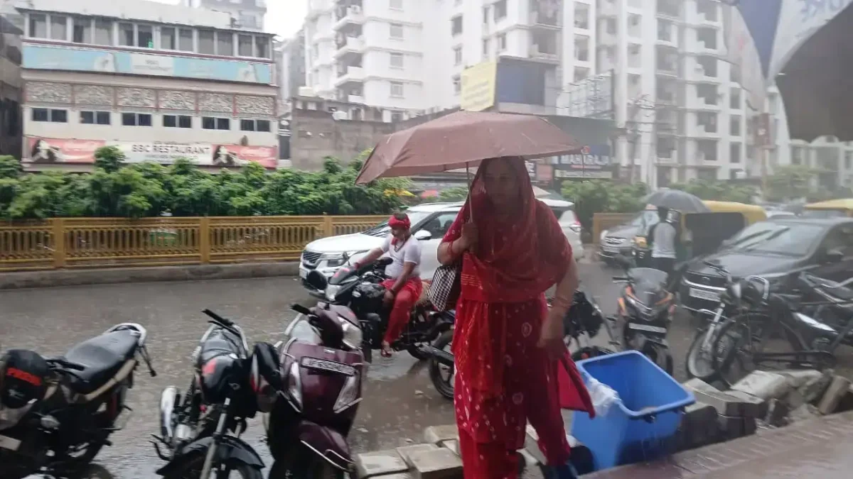 काशी में येलो अलर्ट के बीच झमाझम बारिश, सड़कों पर जलभराव से बढ़ी मुश्किलें