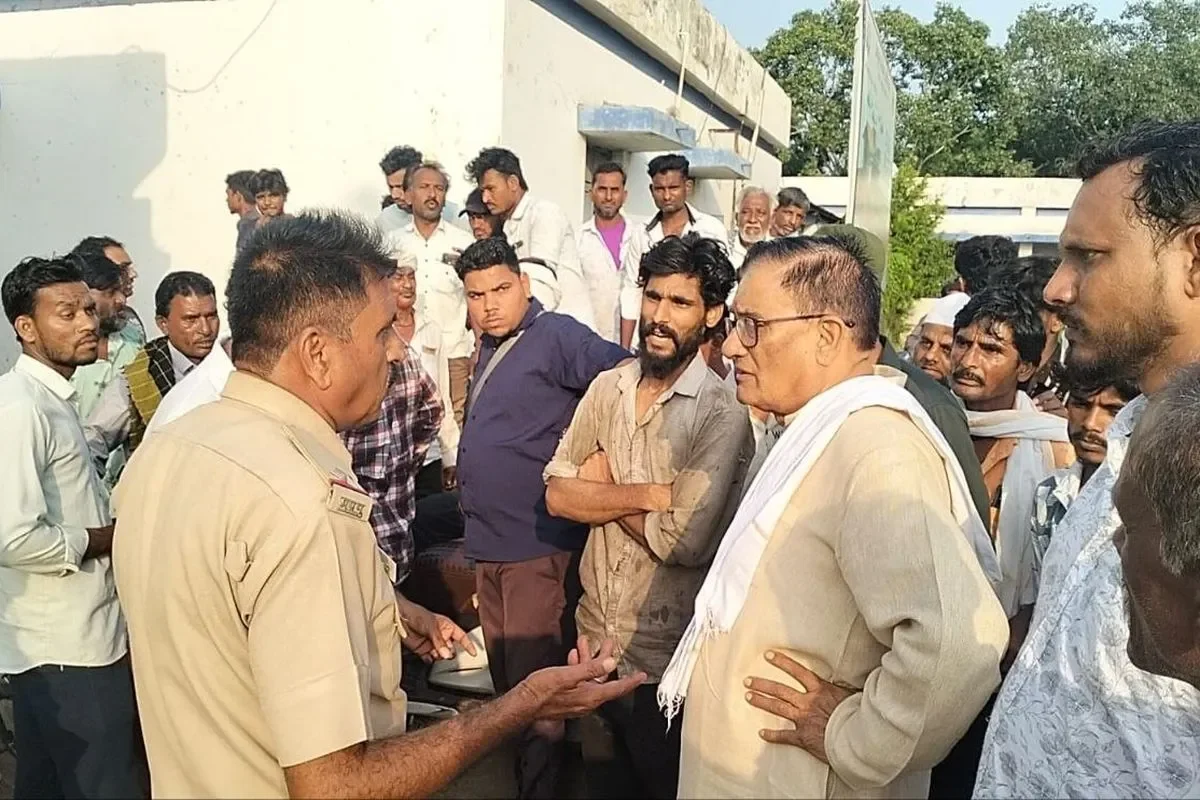 खंडवा: अस्पताल में डॉक्टर न मिलने से गई 18 साल के युवक की जान, मचा हंगामा