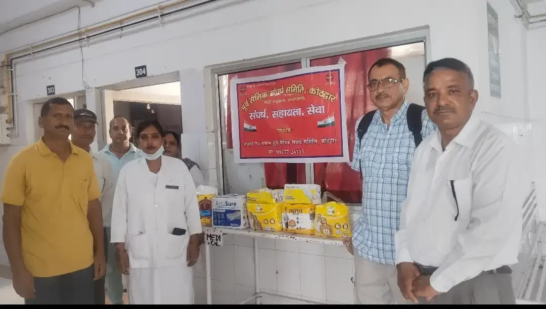 कोटद्वार के पूर्व सैनिकों की अनूठी पहल, बेस हॉस्पिटल को सौंपी मेडिकल राहत सामग्री