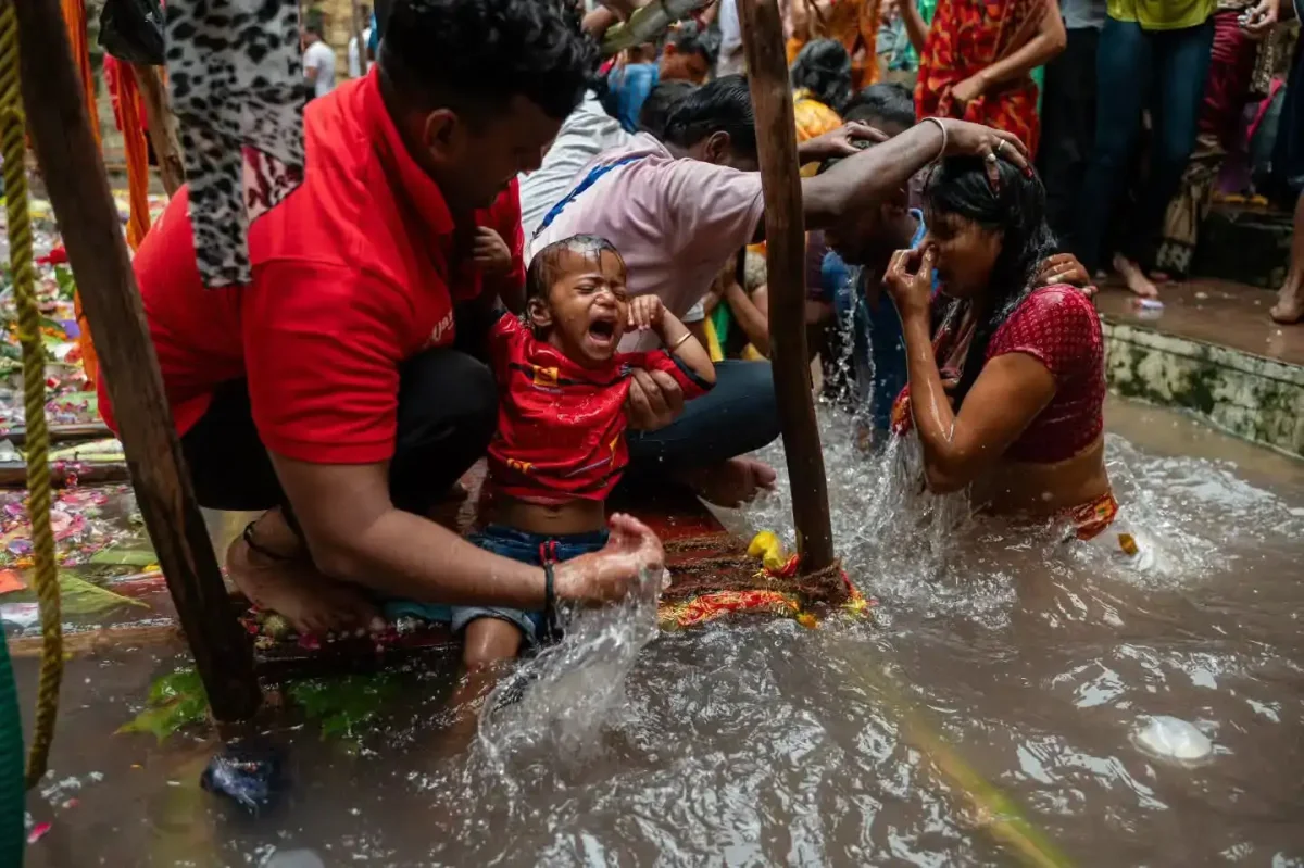 लोलार्क षष्ठी स्नान: मध्यरात्रि गूंजे डमरू, संतान की आस में उमड़े लाखों दंपती