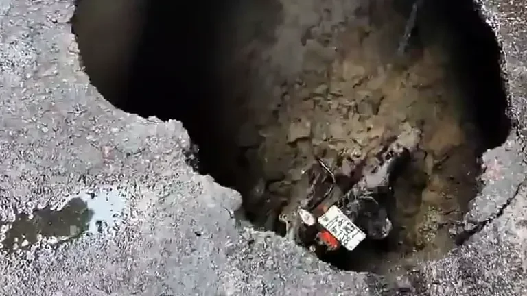 लखनऊ में धंसी सड़क: 12 फीट गहरे गड्ढे में समाया बाइक सवार, दावों की खुली पोल