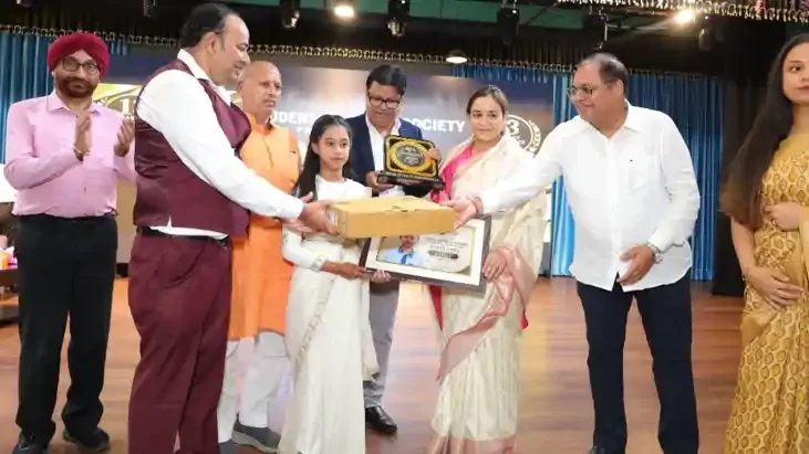 मैनपुरी SP की बेटी ने रचा इतिहास, 200 में से 200 अंक लाकर बनी देश की सबसे कम उम्र की जीनियस