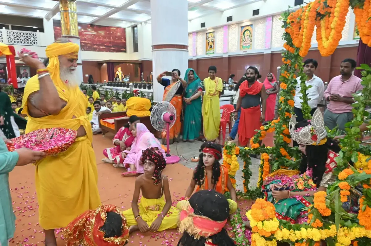 वाराणसी के मणि मंदिर में गूंजे छठी महोत्सव के सोहर, ठाकुर जी को लगा 56 भोग